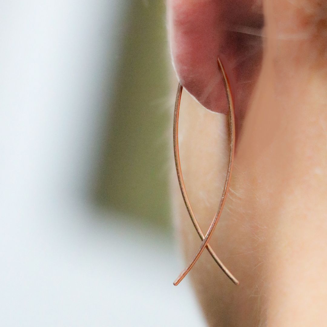 Orecchini Pendenti Con Pesci In Ottone E Grappolo Di Onice Nero - Foto 5