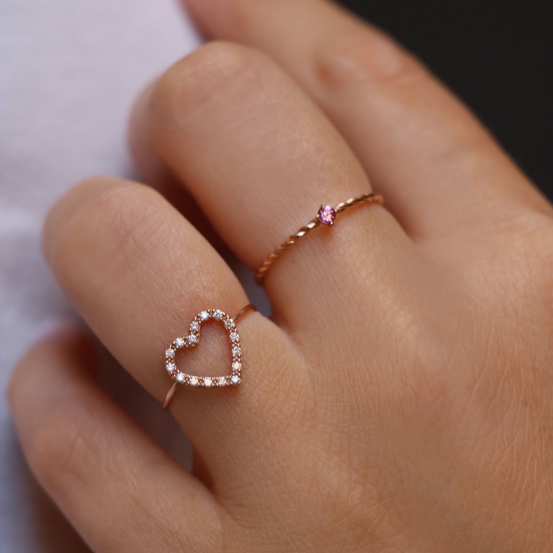 Anello in oro rosa 18k con cuori in diamanti. | GV Anello in oro rosa 18k con cuori in diamanti. | GV